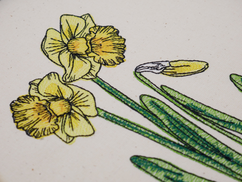 Preview: Osterglocken-Stickerei Nahaufnahme von der Seite.